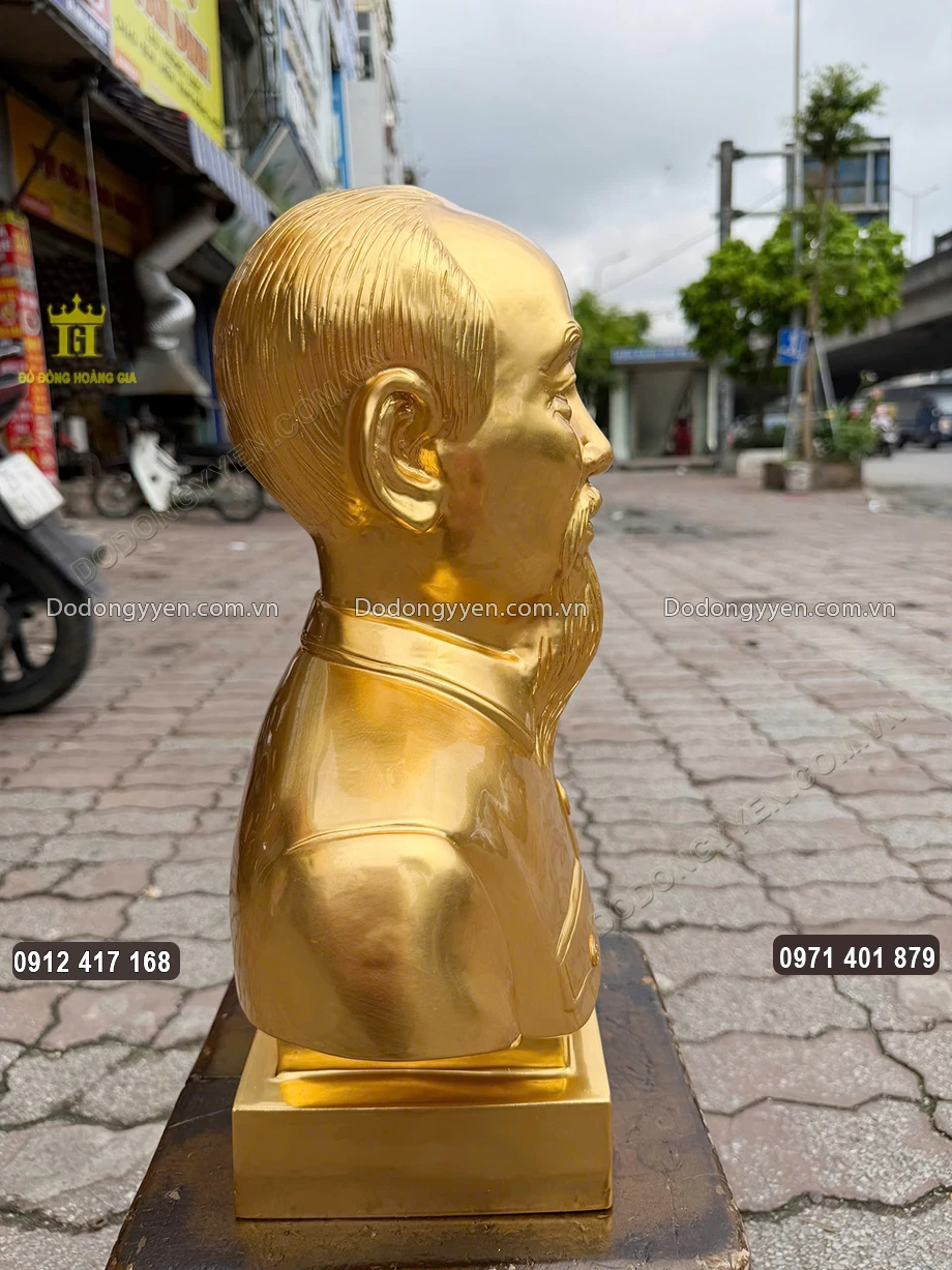 H&igrave;nh ảnh nh&igrave;n nghi&ecirc;ng của bức tượng đồng